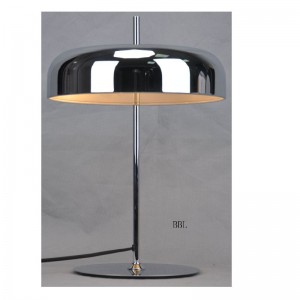 Lámpara de mesa con pantalla de metal y base plana