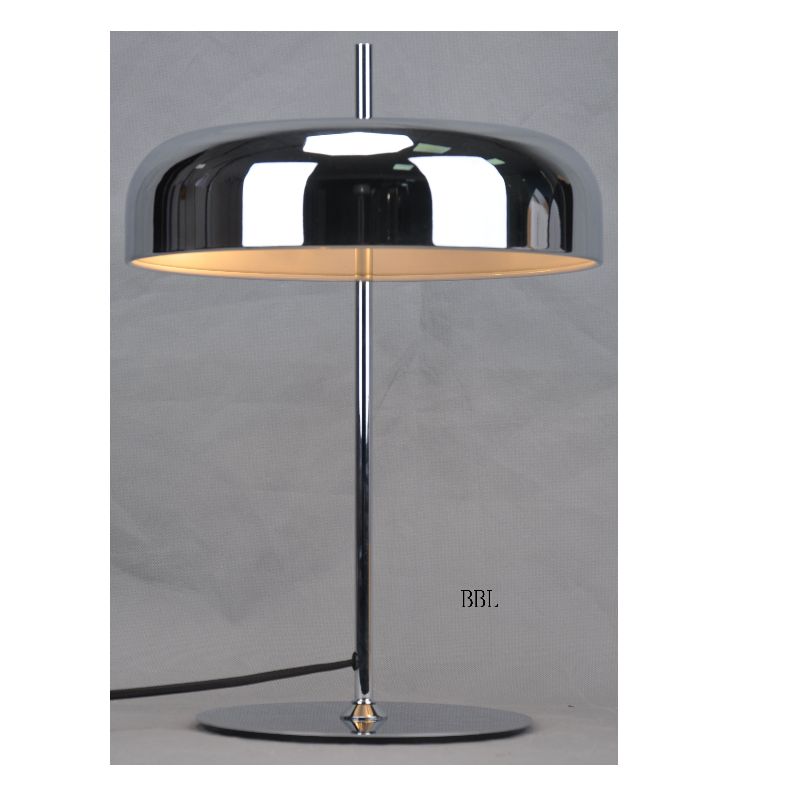 Lámpara de mesa con pantalla de metal y base plana