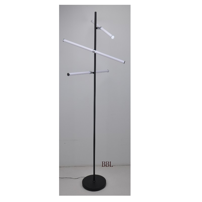 Luz LED en el suelo, con tres tubos acústicos rotatorios.